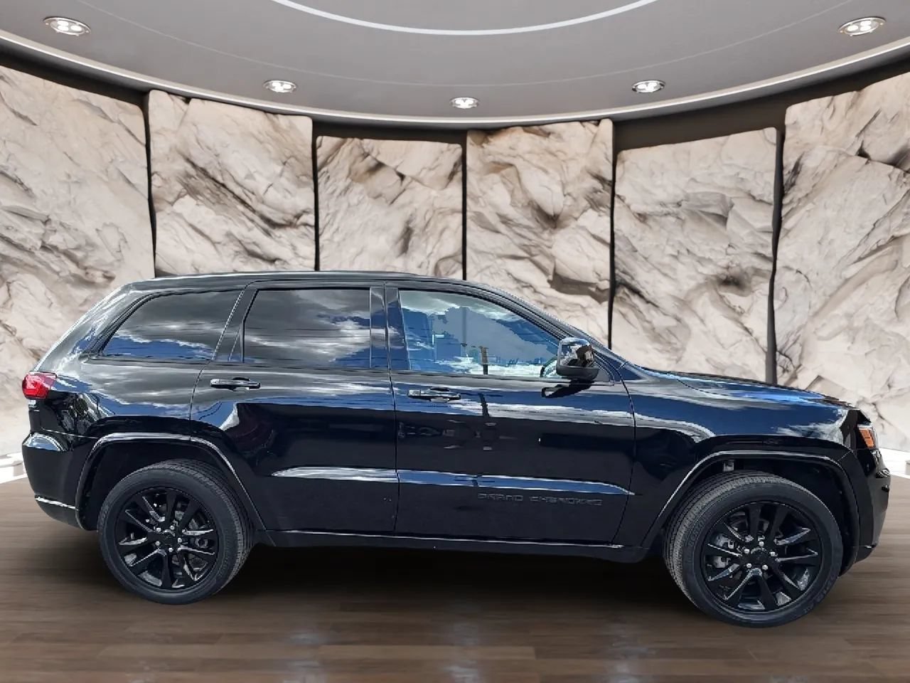Used 2018 Jeep Grand Cherokee Altitude AWD/4WD image 39