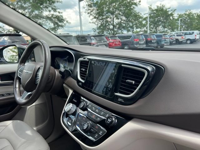 Used 2020 Chrysler Pacifica Touring-L Plus w/ Tire & Wheel Group FWD image 39