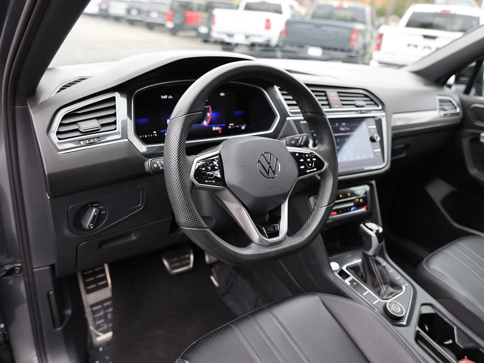 Used 2024 Volkswagen Tiguan SE R-Line image 16