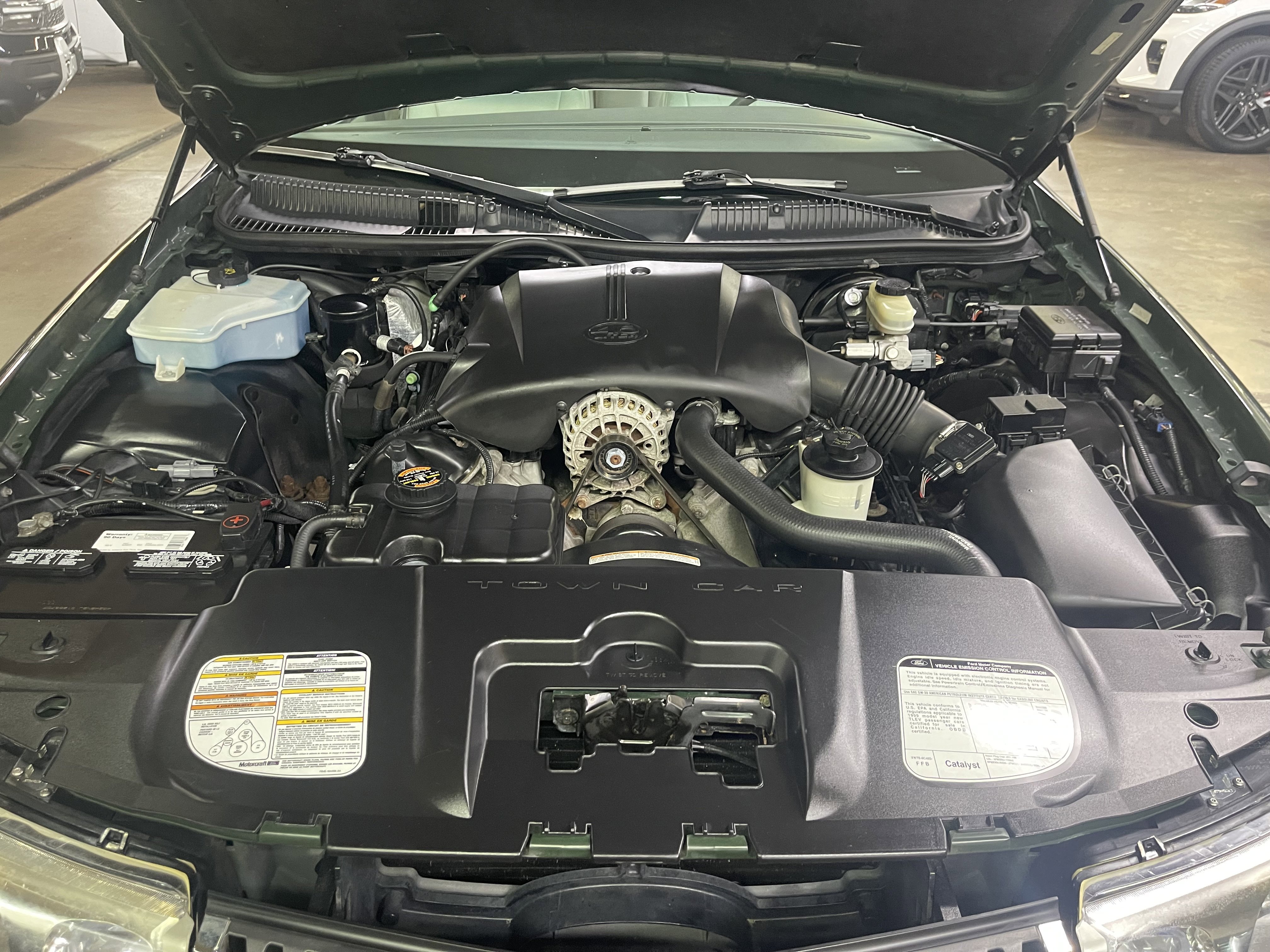 Used 1999 Lincoln Town Car Signature image 9