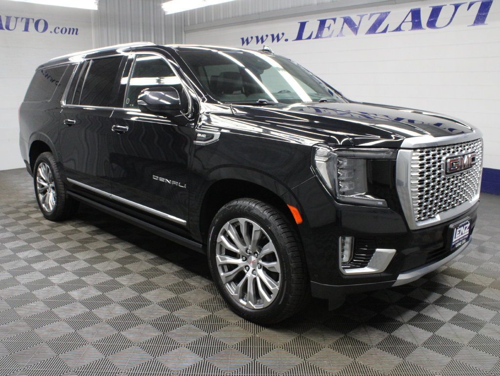 Used 2023 GMC Yukon XL Denali w/ Advanced Technology Package AWD/4WD image 3
