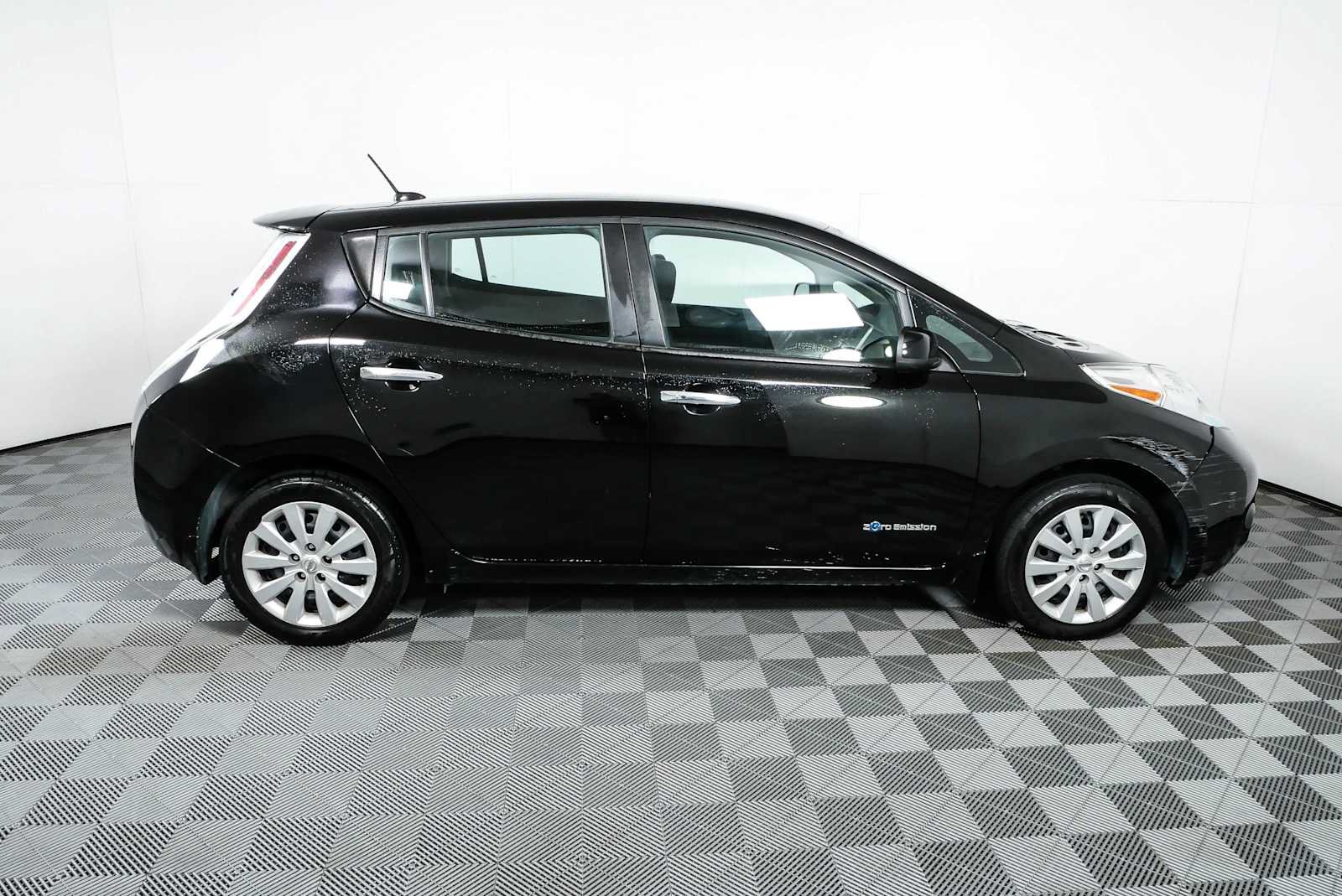 Used 2017 Nissan Leaf S w/ Charge Package FWD image 2