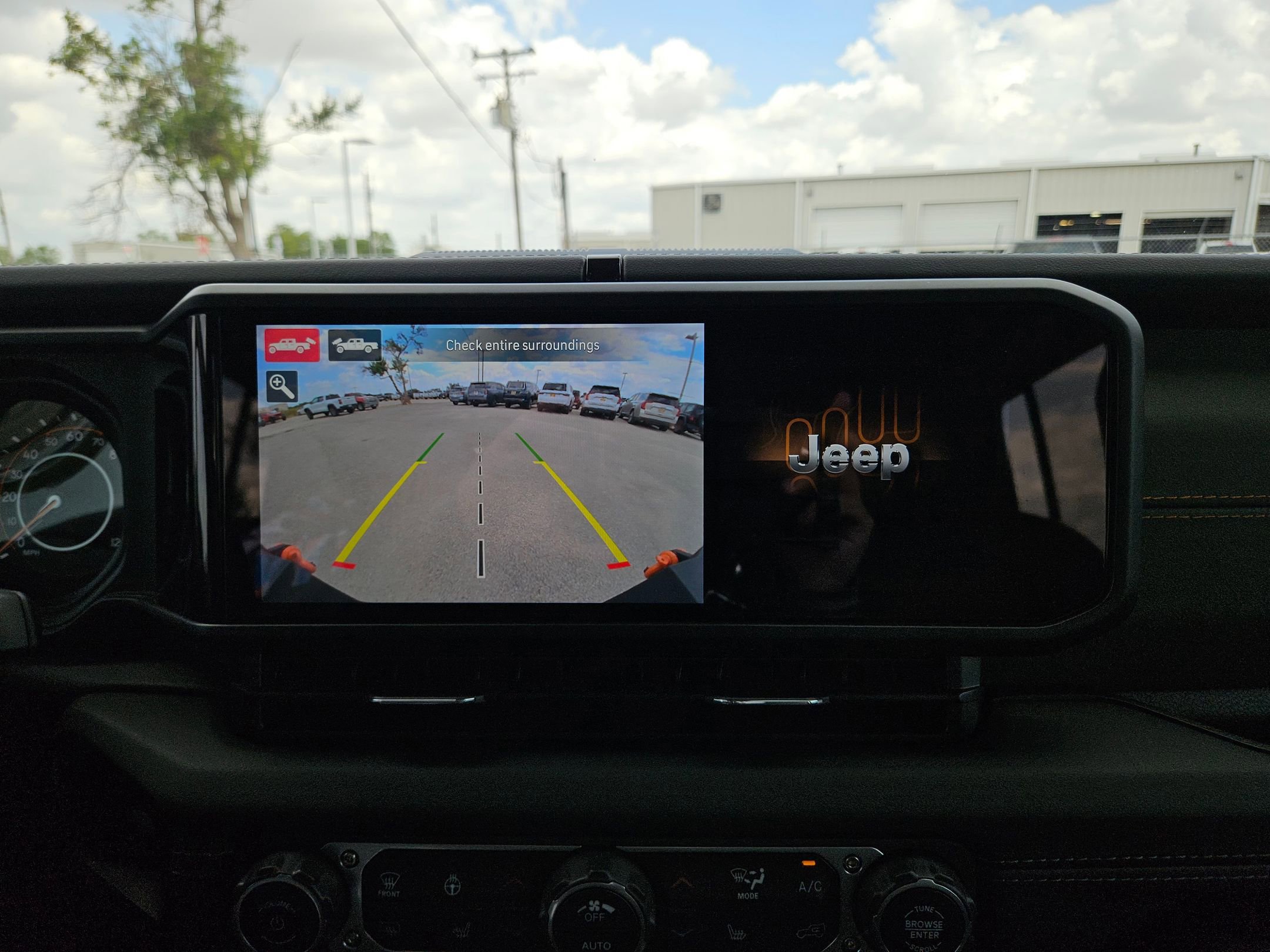 Certified 2024 Jeep Gladiator Mojave w/ Technology Group image 18