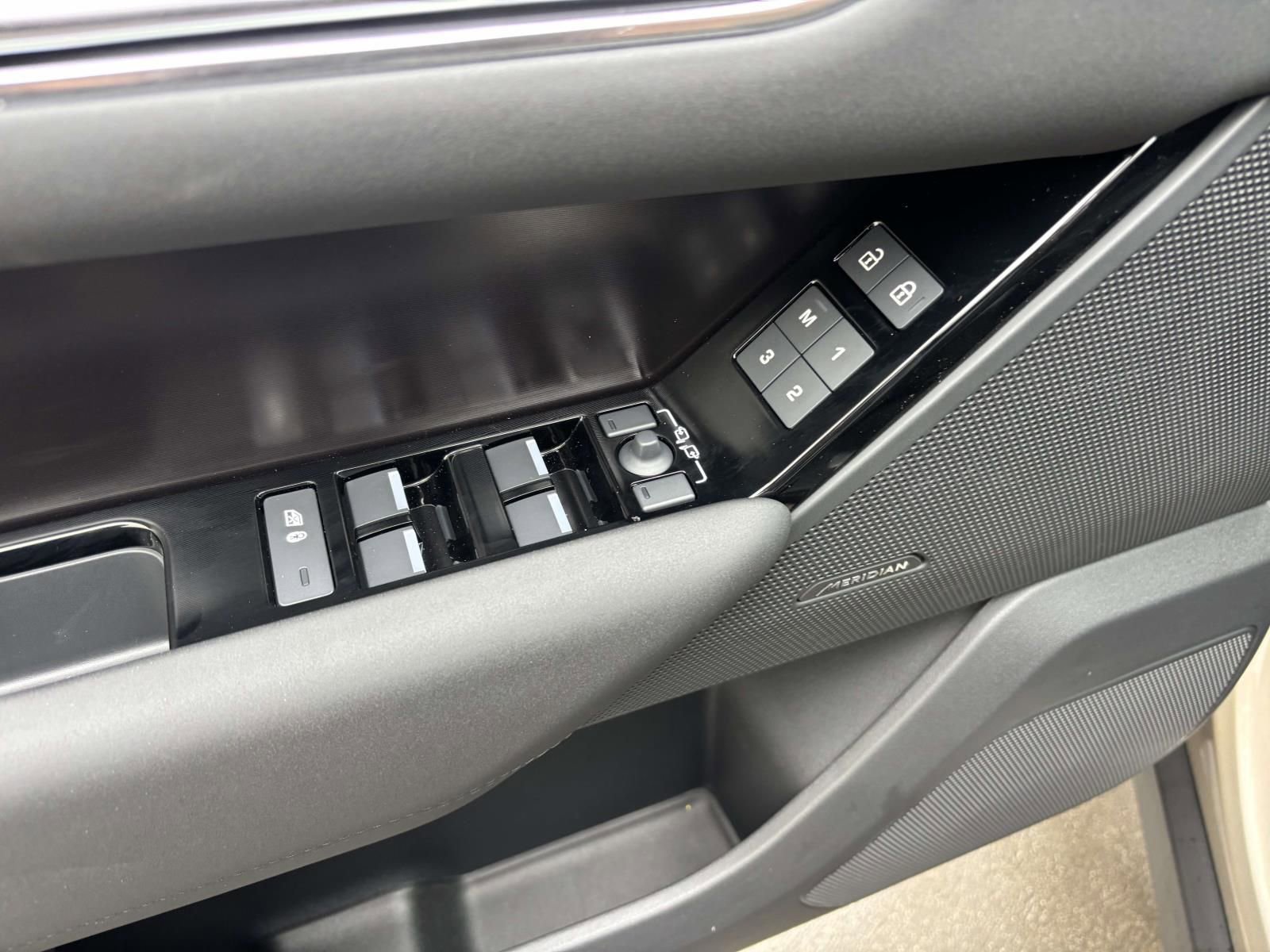 New 2026 Land Rover Range Rover Velar Dynamic SE image 13