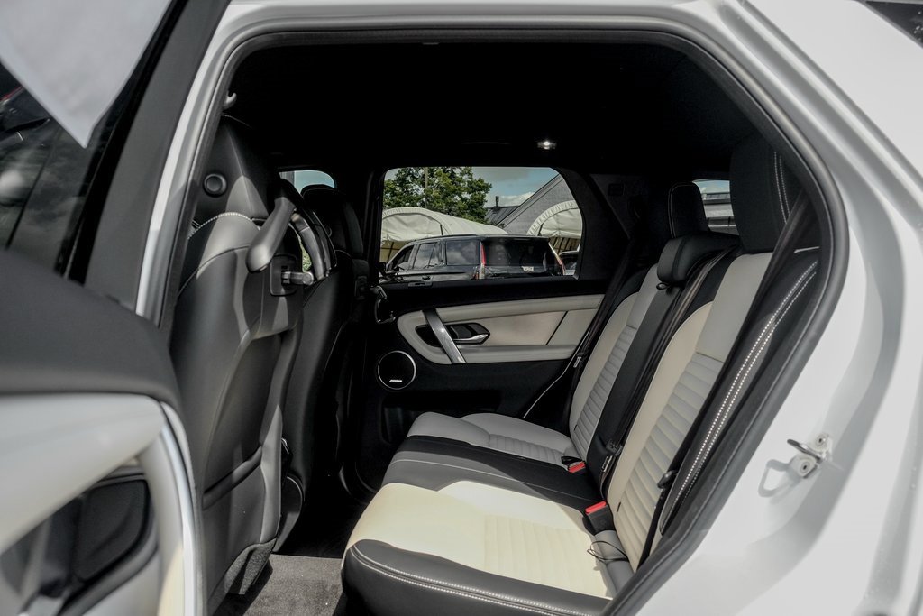 New 2025 Land Rover Discovery Sport Dynamic SE image 17
