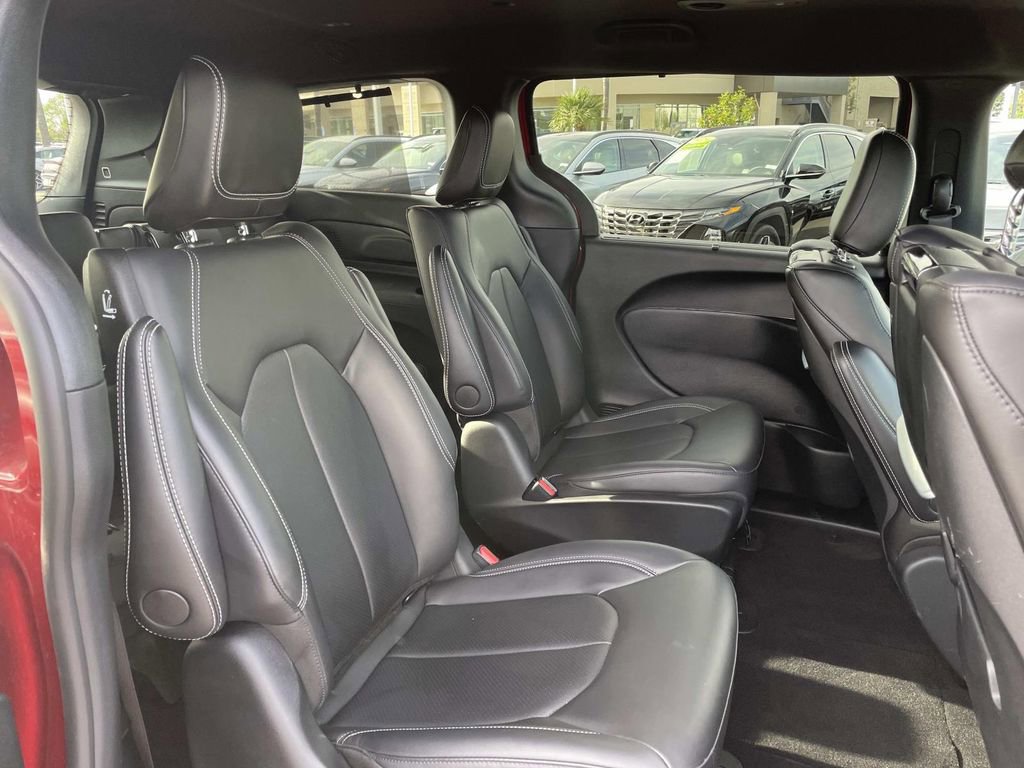 Used 2025 Chrysler Pacifica Select w/ Uconnect Theater Family Group image 29