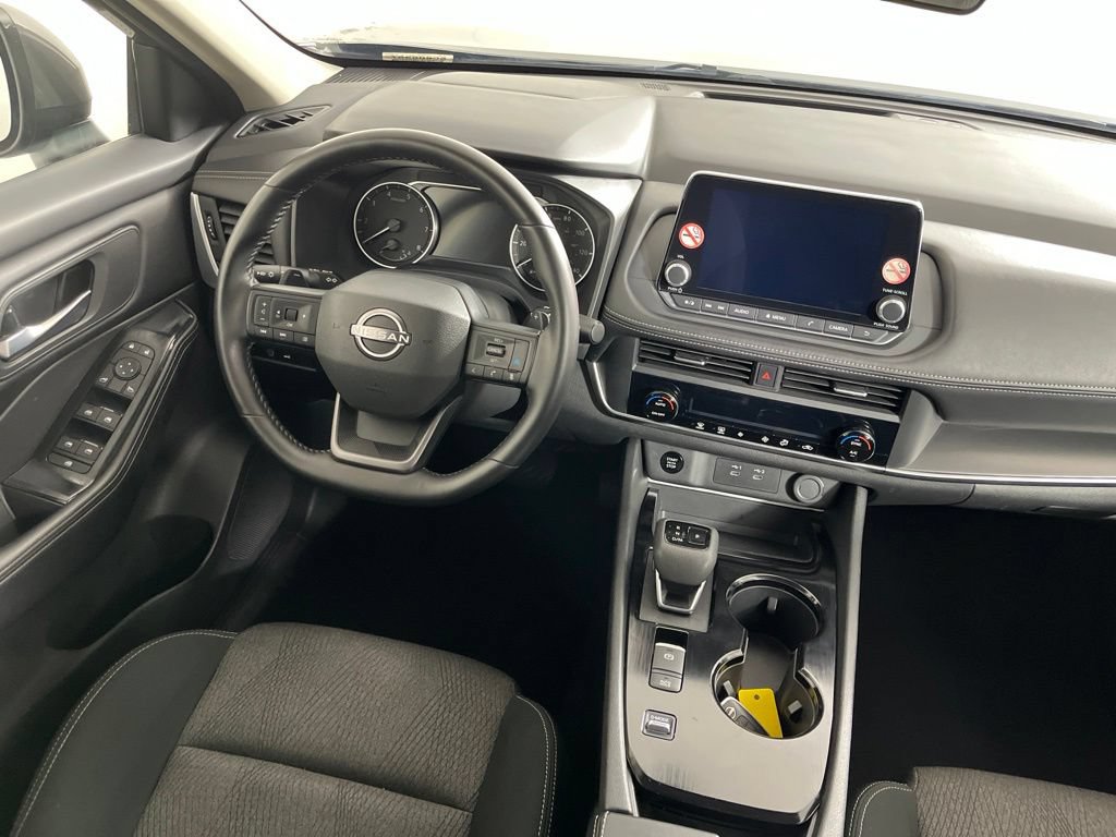 Used 2025 Nissan Rogue SV FWD image 2