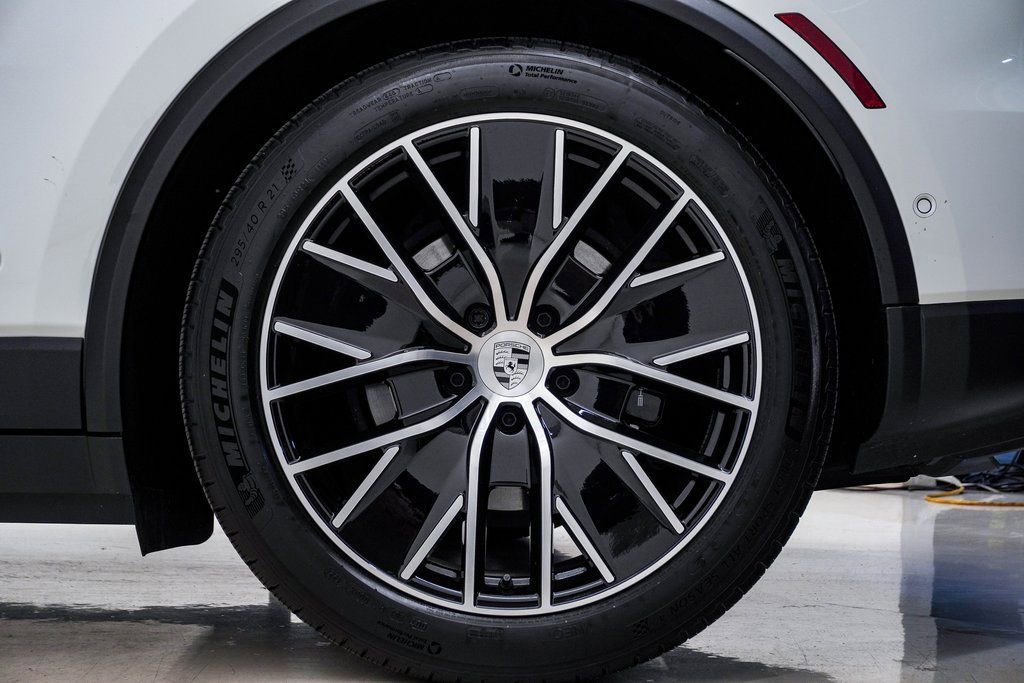 Certified 2025 Porsche Macan 4S Electric AWD/4WD image 13