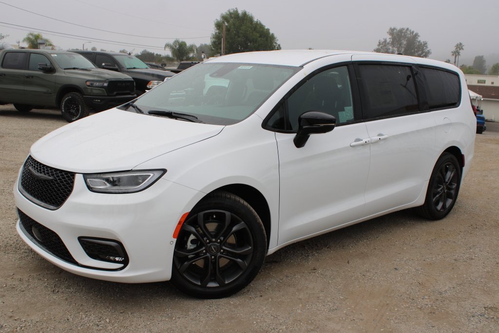 New 2026 Chrysler Pacifica Select image 1
