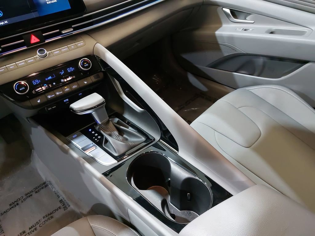 Certified 2025 Hyundai Elantra SEL image 26