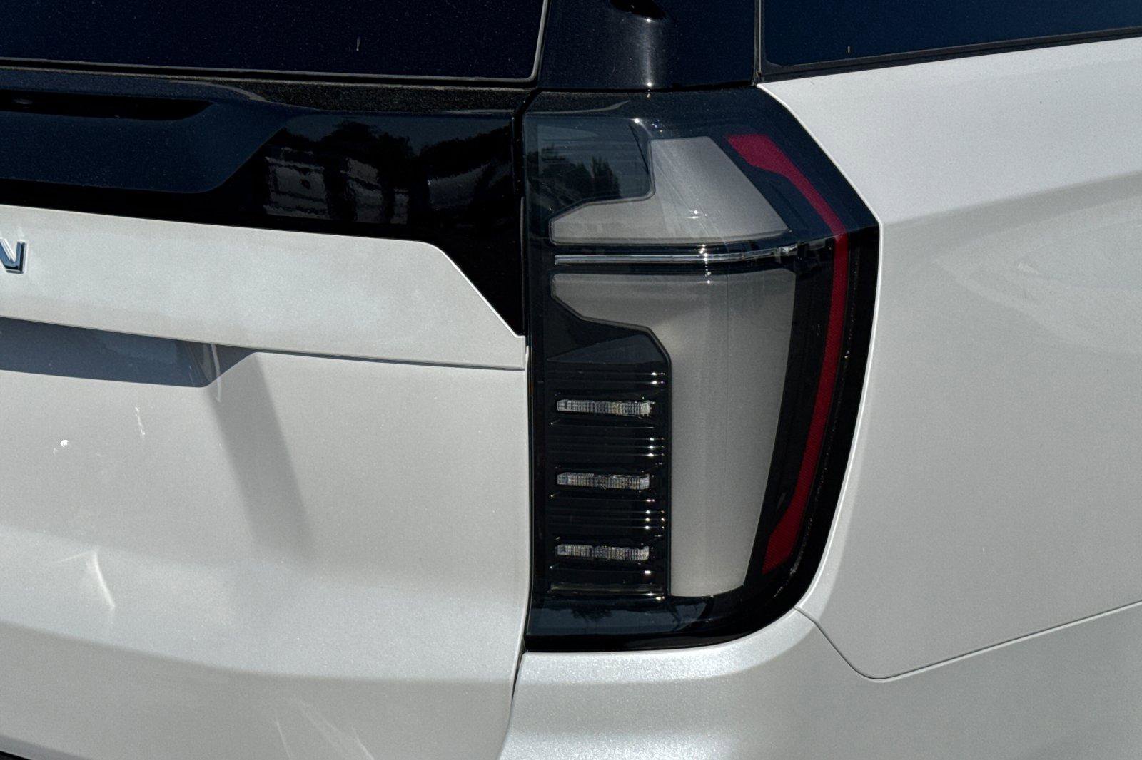 New 2025 Chevrolet Suburban High Country image 38