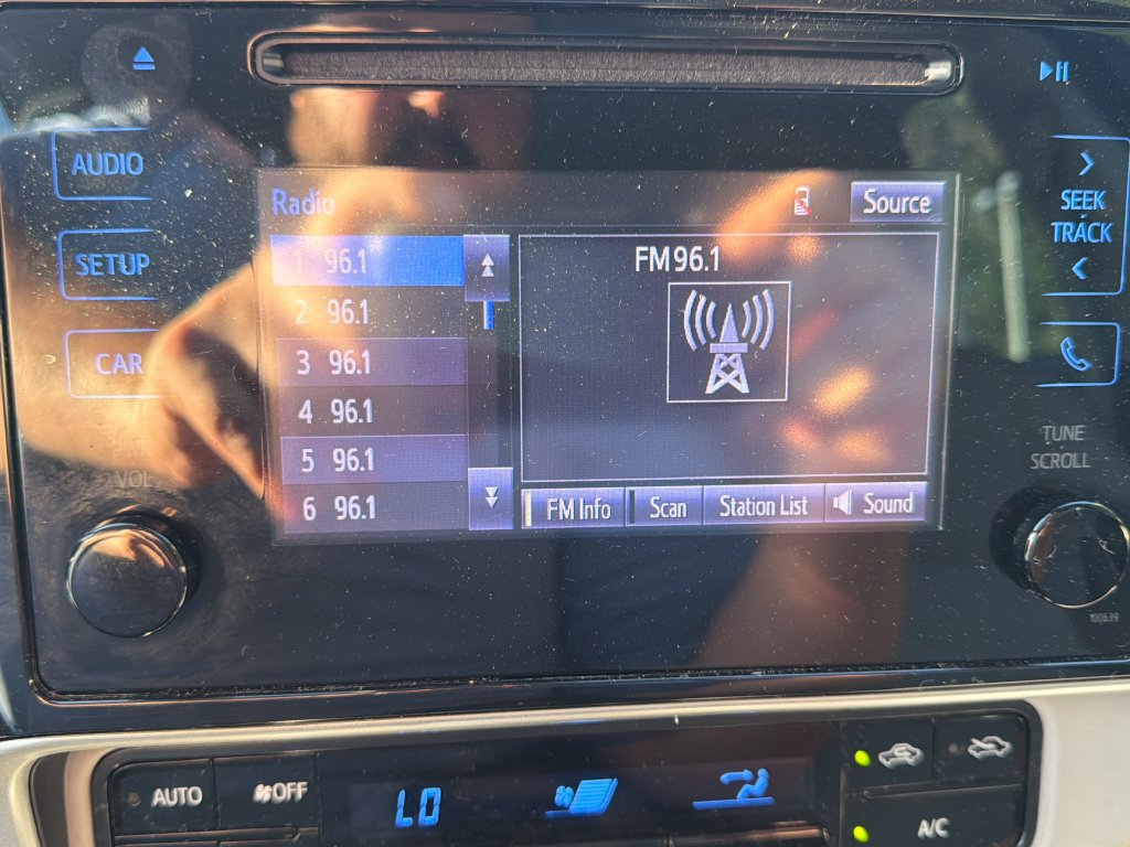 Used 2018 Toyota Corolla LE FWD image 24