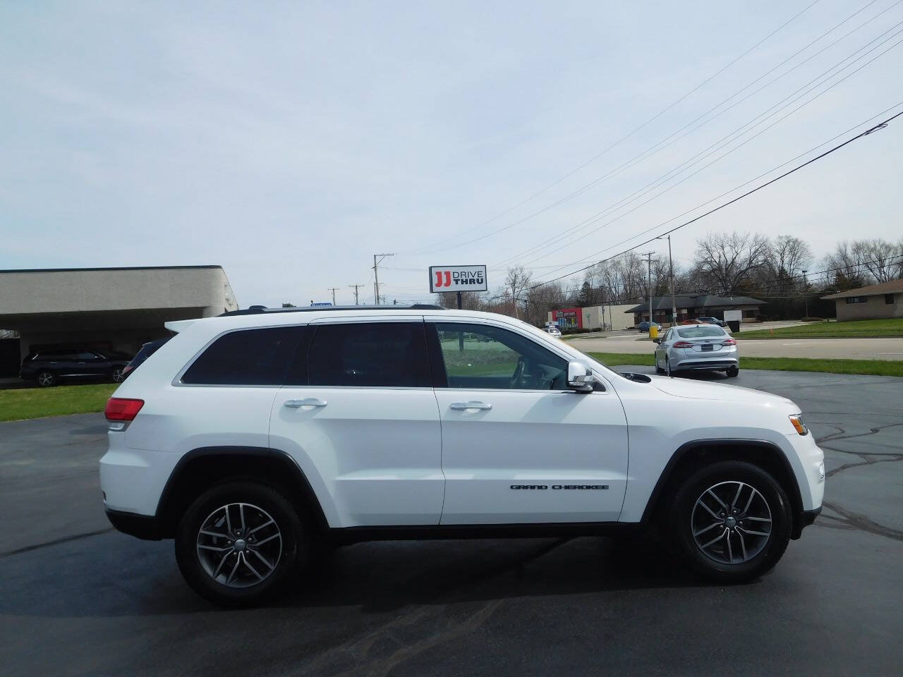 Used 2017 Jeep Grand Cherokee Limited AWD/4WD image 2