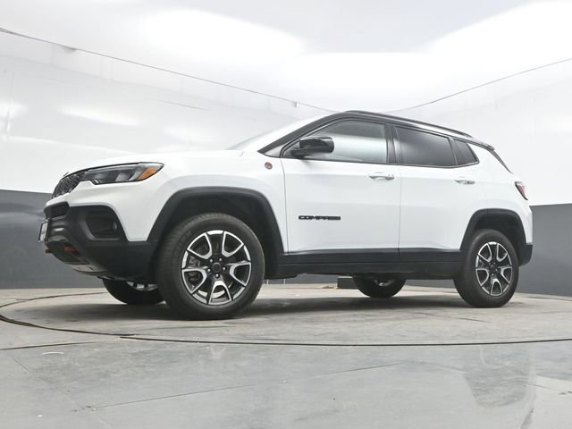 Used 2025 Jeep Compass Trailhawk AWD/4WD image 35