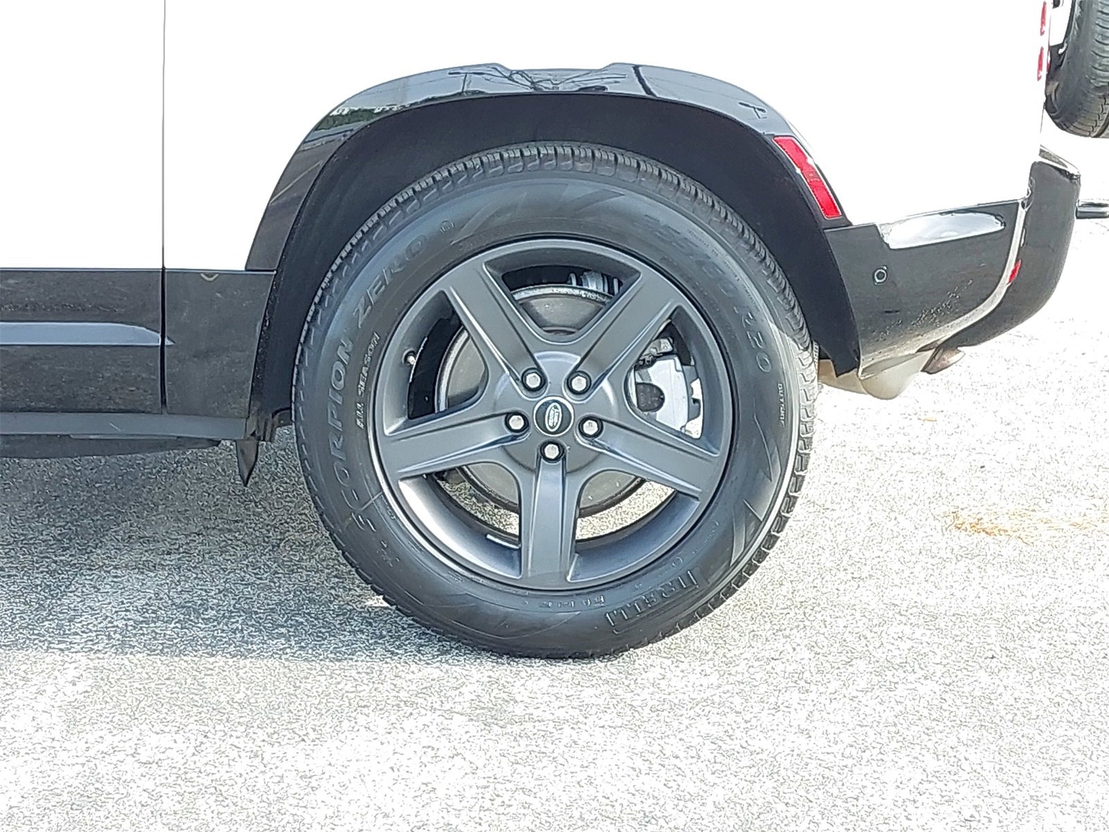 Used 2024 Land Rover Defender 90 X-Dynamic SE image 34