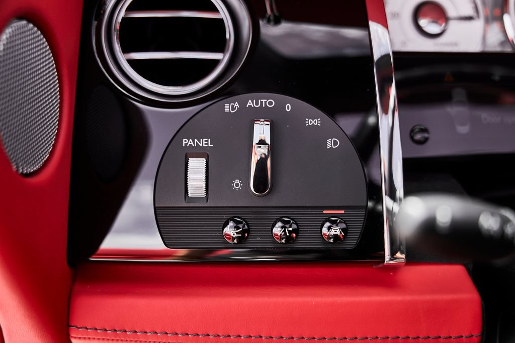 Used 2018 Rolls-Royce Dawn RWD image 48