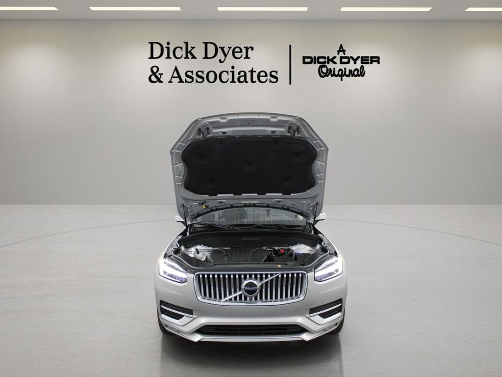 Certified 2025 Volvo XC90 B5 Core image 14