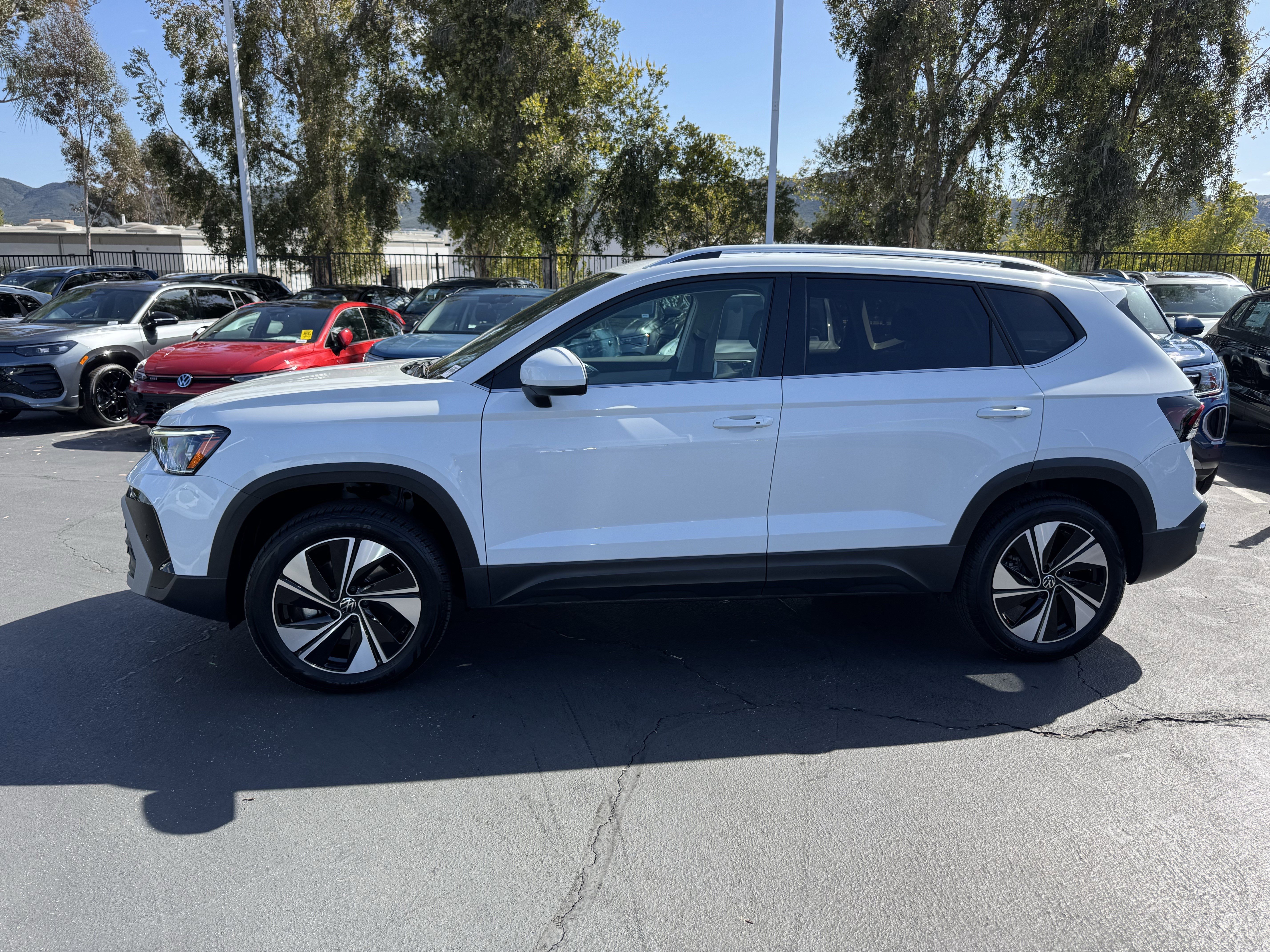 Used 2025 Volkswagen Taos SE AWD/4WD image 7