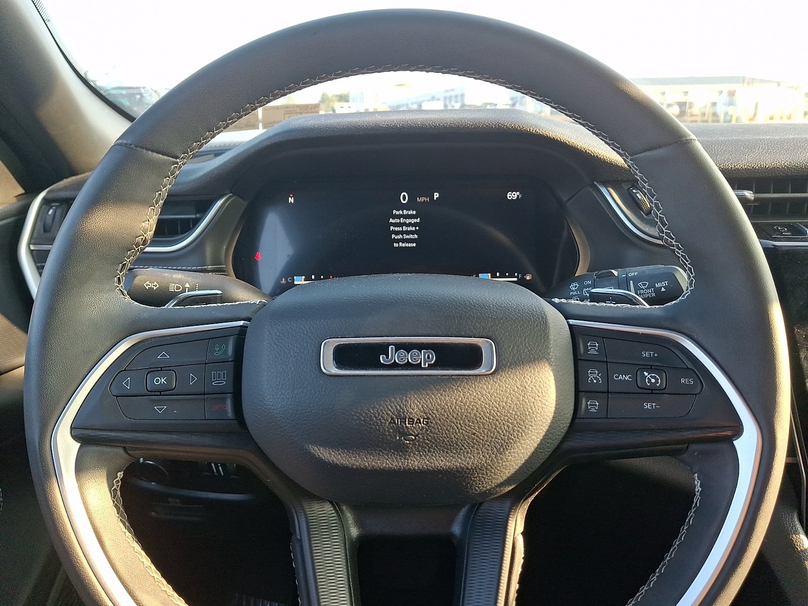 Used 2023 Jeep Grand Cherokee Altitude AWD/4WD image 18