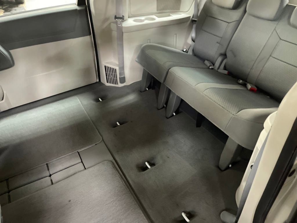 Used 2010 Dodge Grand Caravan SE image 23