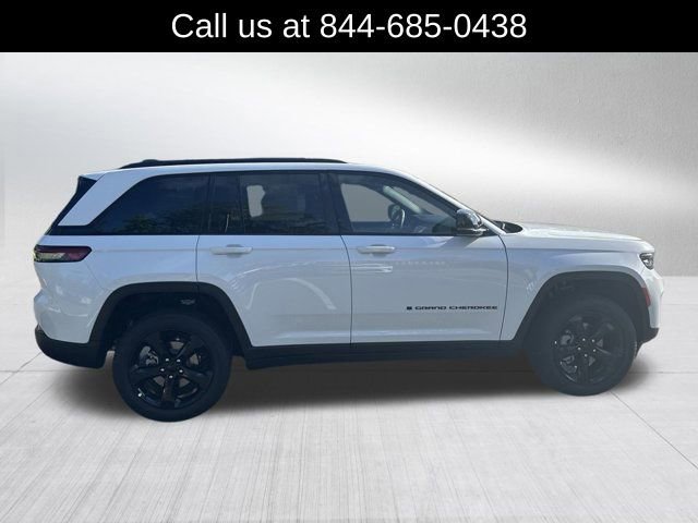 New 2025 Jeep Grand Cherokee Limited w/ Black Appearance Package image 4