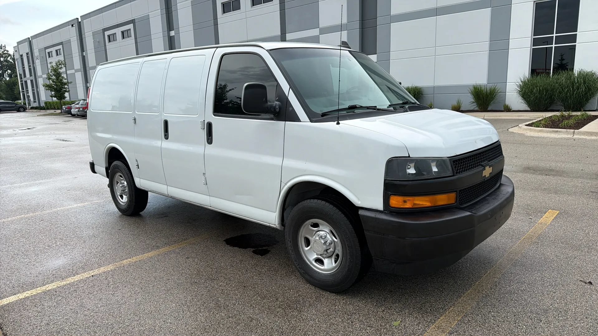 Used 2021 Chevrolet Express 3500 w/ Driver Convenience Package RWD image 3