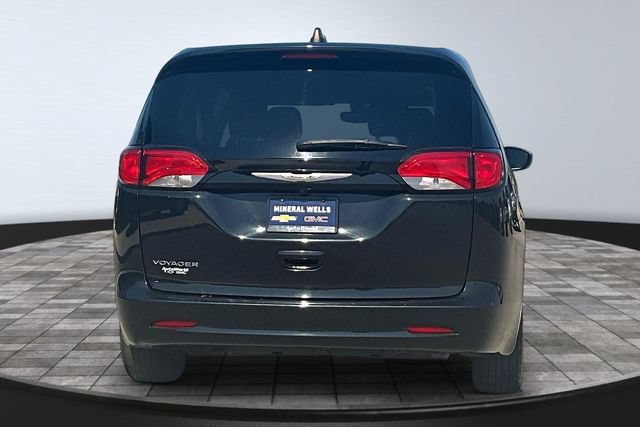 Used 2023 Chrysler Voyager LX FWD image 5