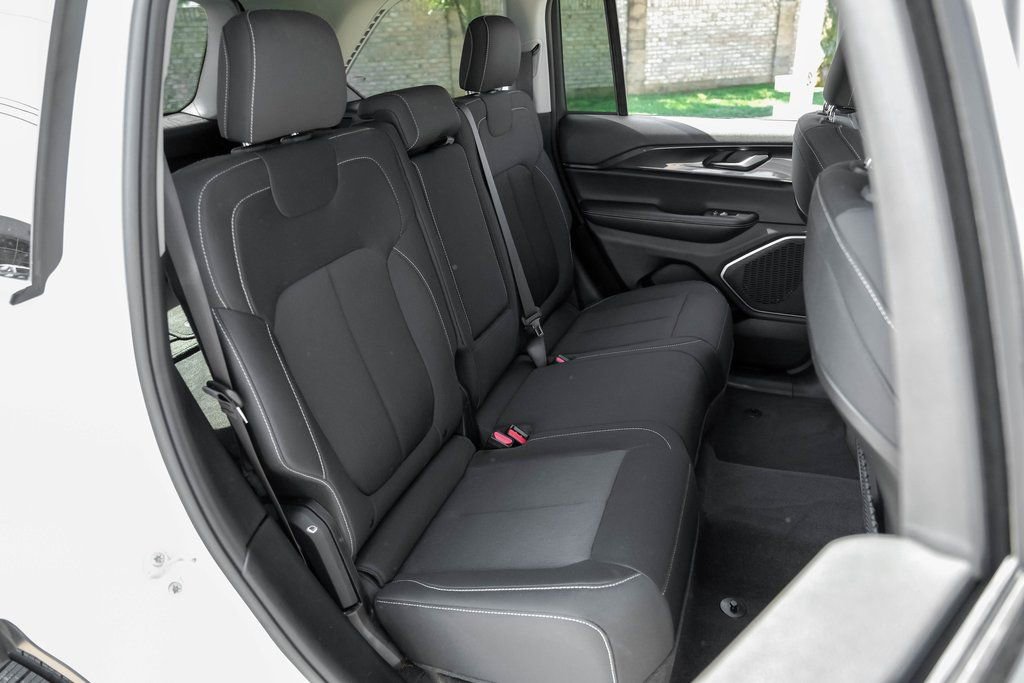 Used 2022 Jeep Grand Cherokee Laredo w/ Luxury Tech Group I image 45