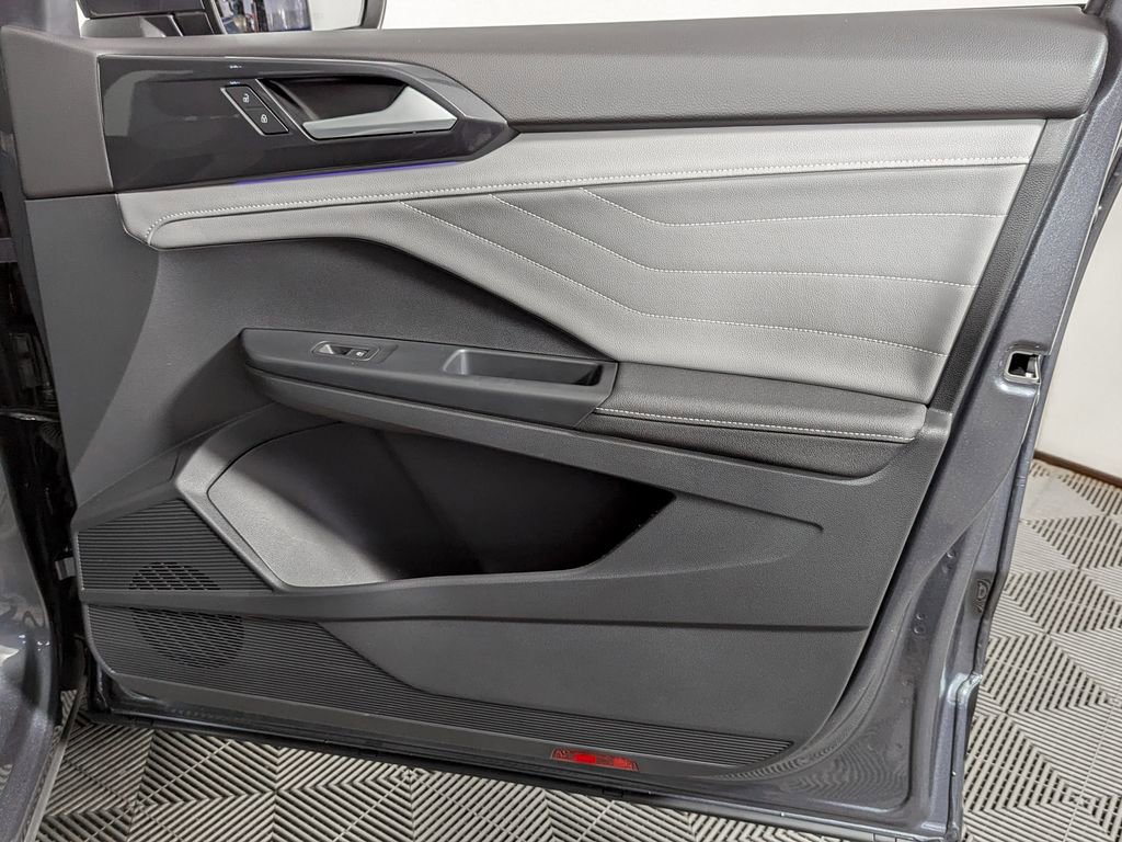 Used 2024 Volkswagen Taos SEL image 27