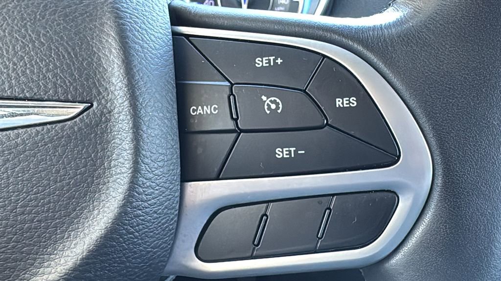 Used 2018 Chrysler 300 Touring L image 13