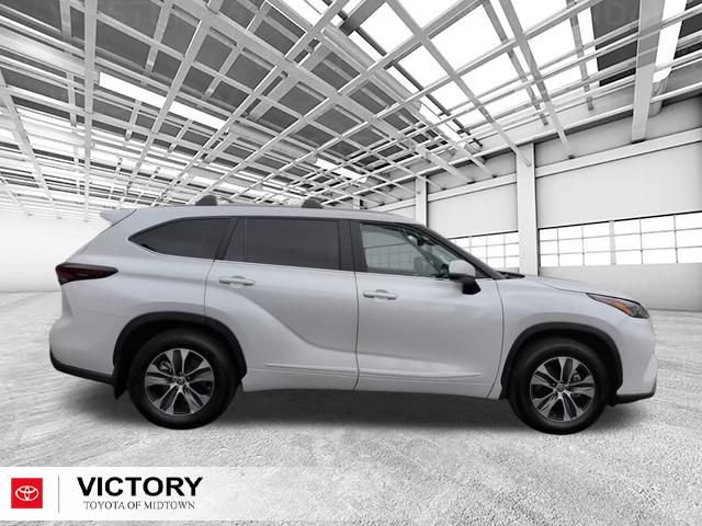 Certified 2025 Toyota Highlander XLE AWD/4WD image 2