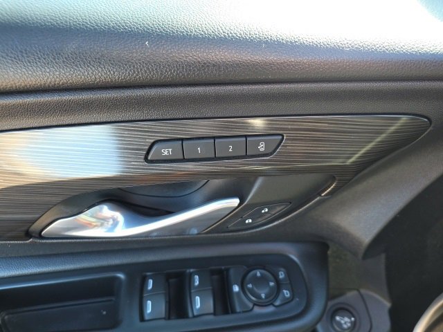 Used 2023 GMC Terrain SLT image 18