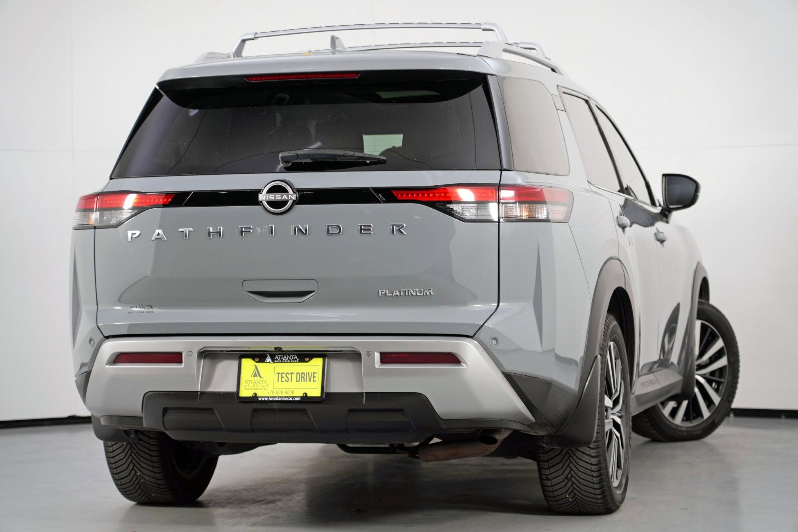 Used 2023 Nissan Pathfinder Platinum image 3