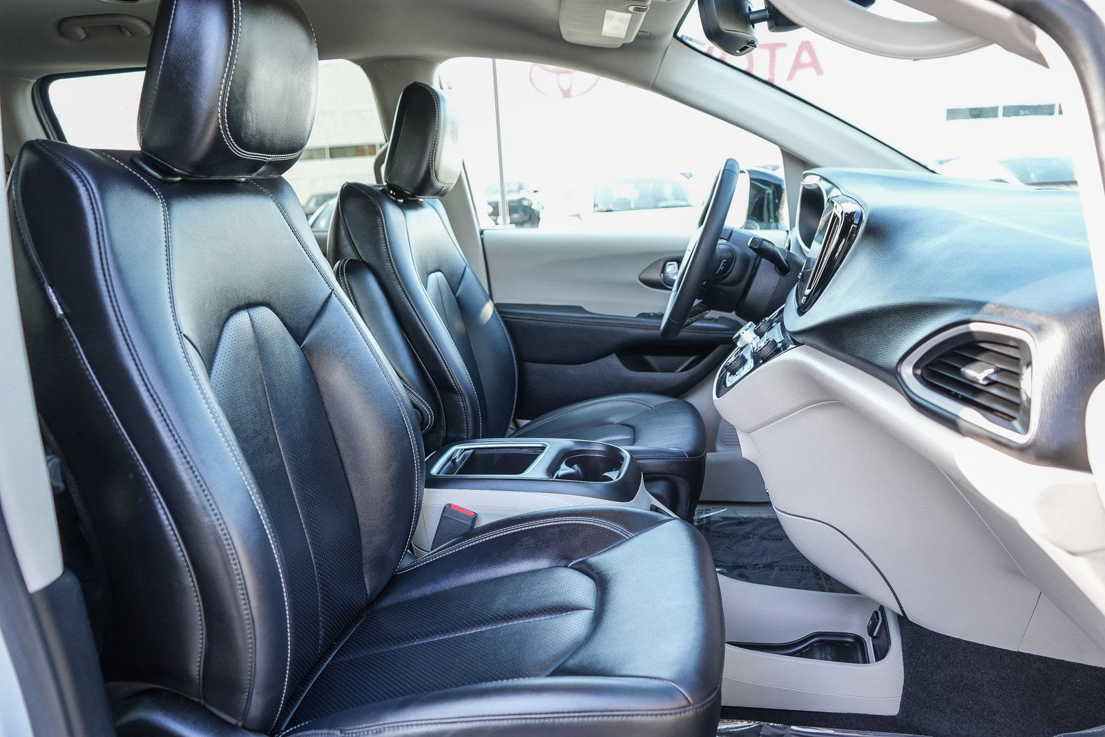 Used 2024 Chrysler Pacifica Touring-L image 16