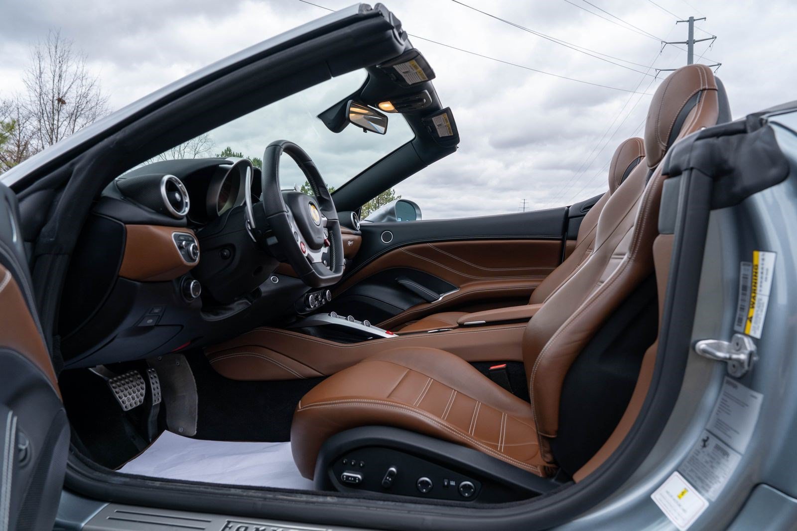 Used 2017 Ferrari California T RWD image 32