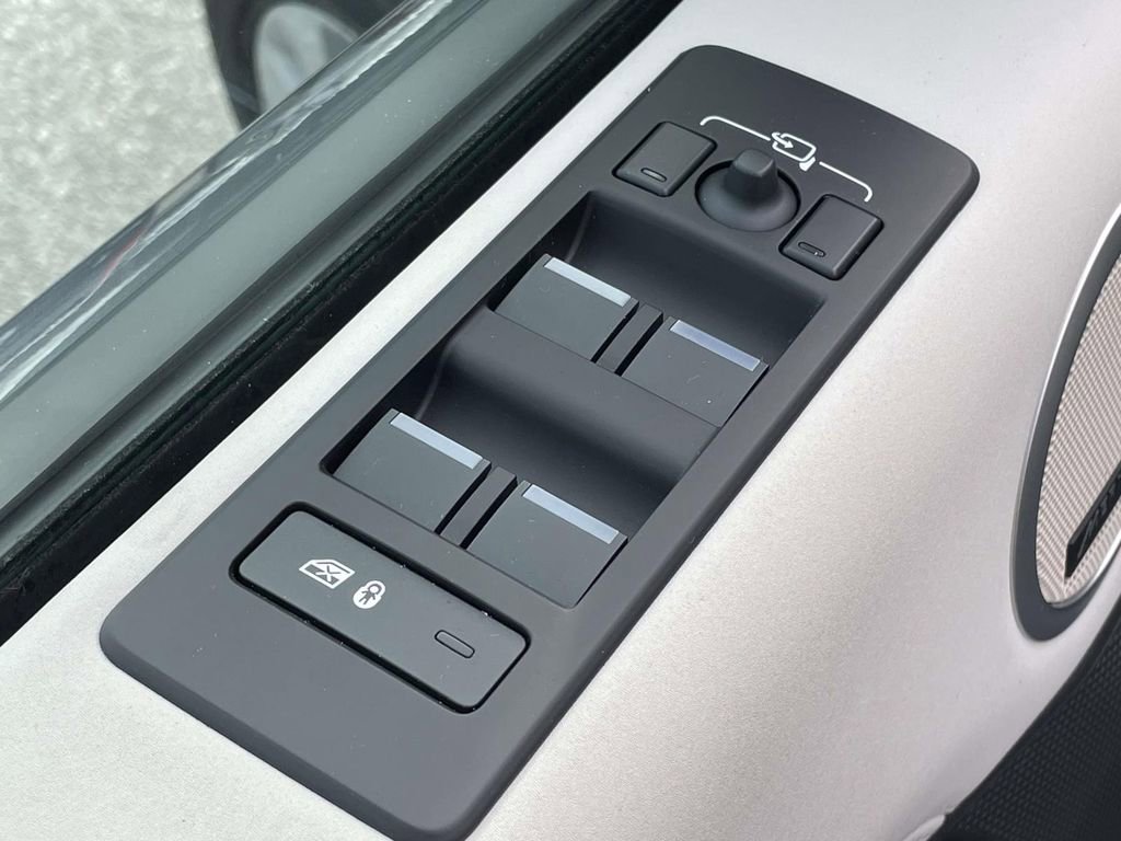 Used 2025 Land Rover Discovery S image 7