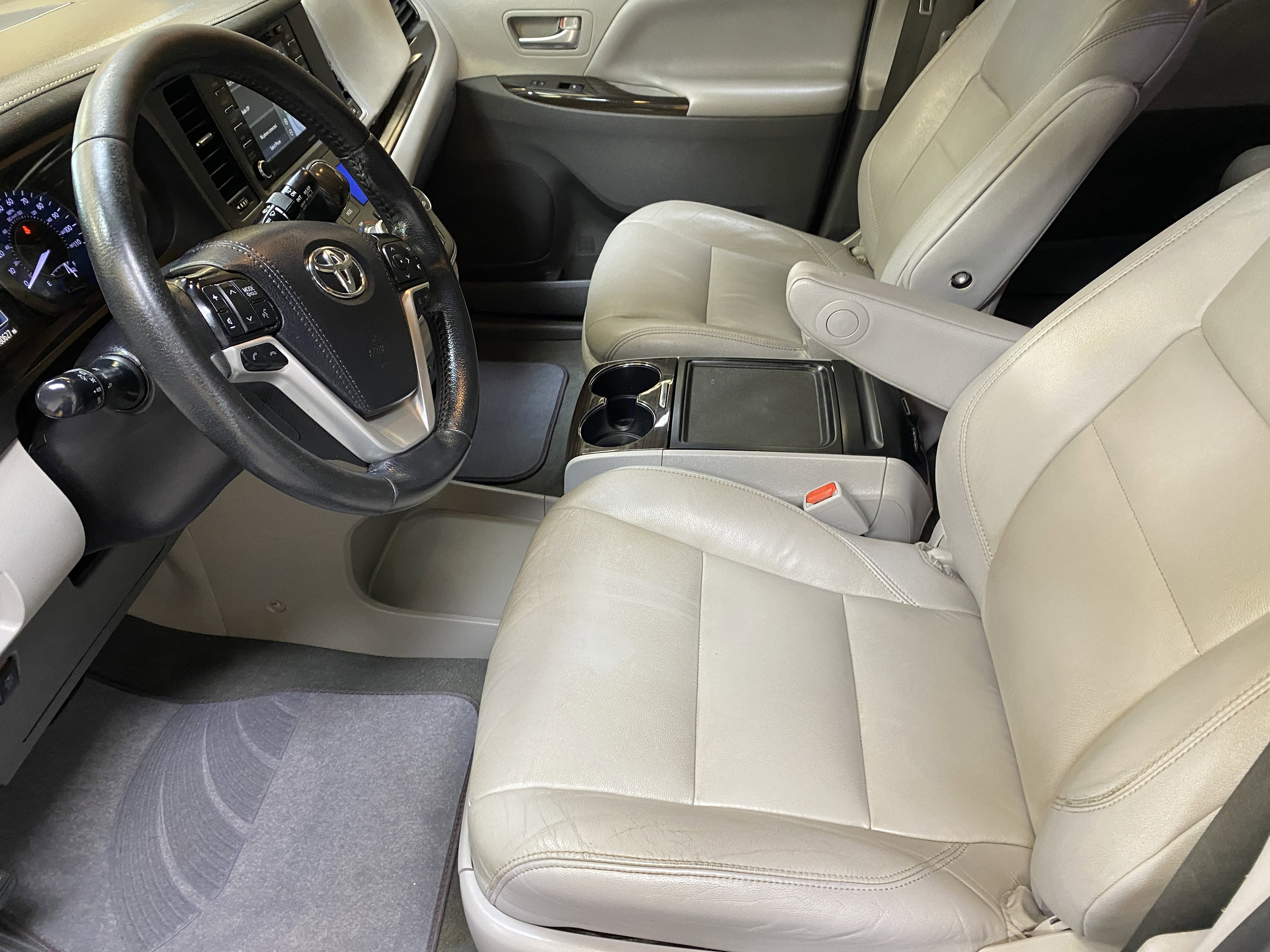 Used 2020 Toyota Sienna XLE w/ XLE Navigation Package image 19