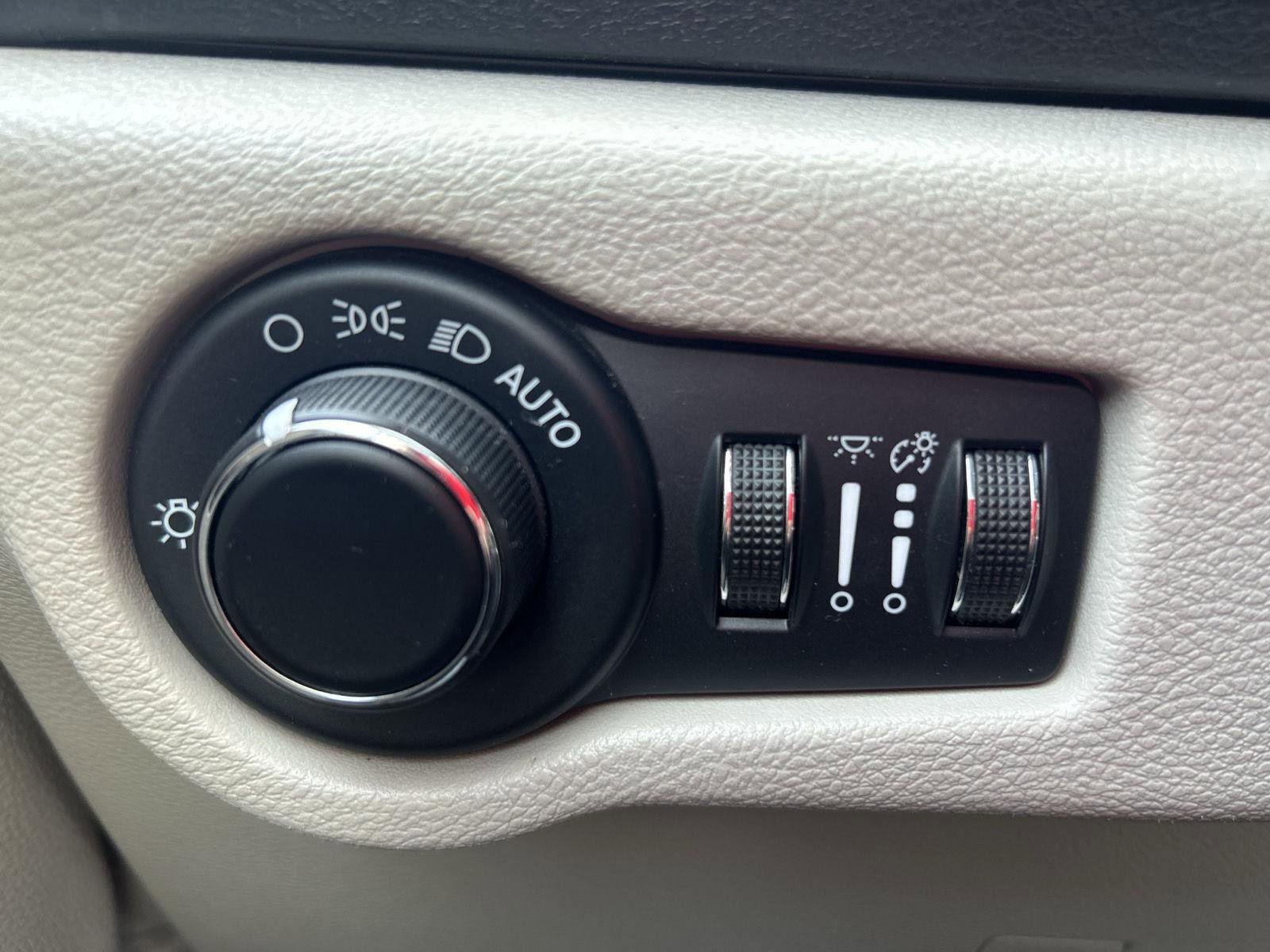 Used 2020 Chrysler Voyager LX FWD image 26