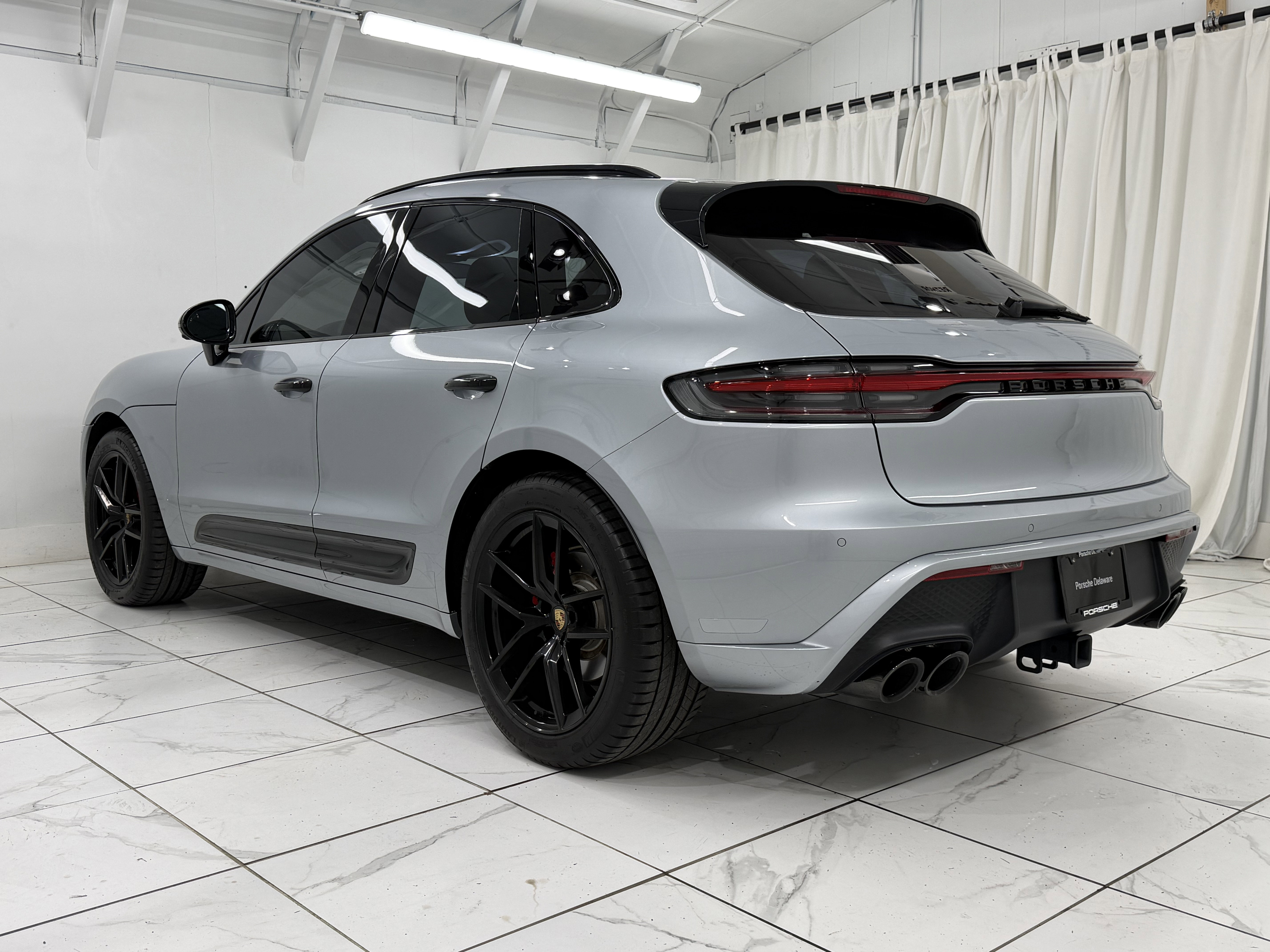 Certified 2024 Porsche Macan Turbo AWD/4WD image 3