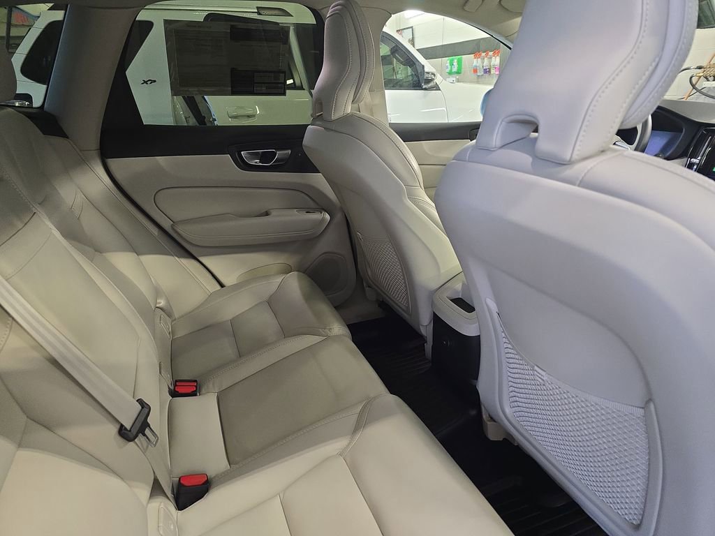 Used 2022 Volvo XC60 T8 Inscription w/ Advanced Package image 13