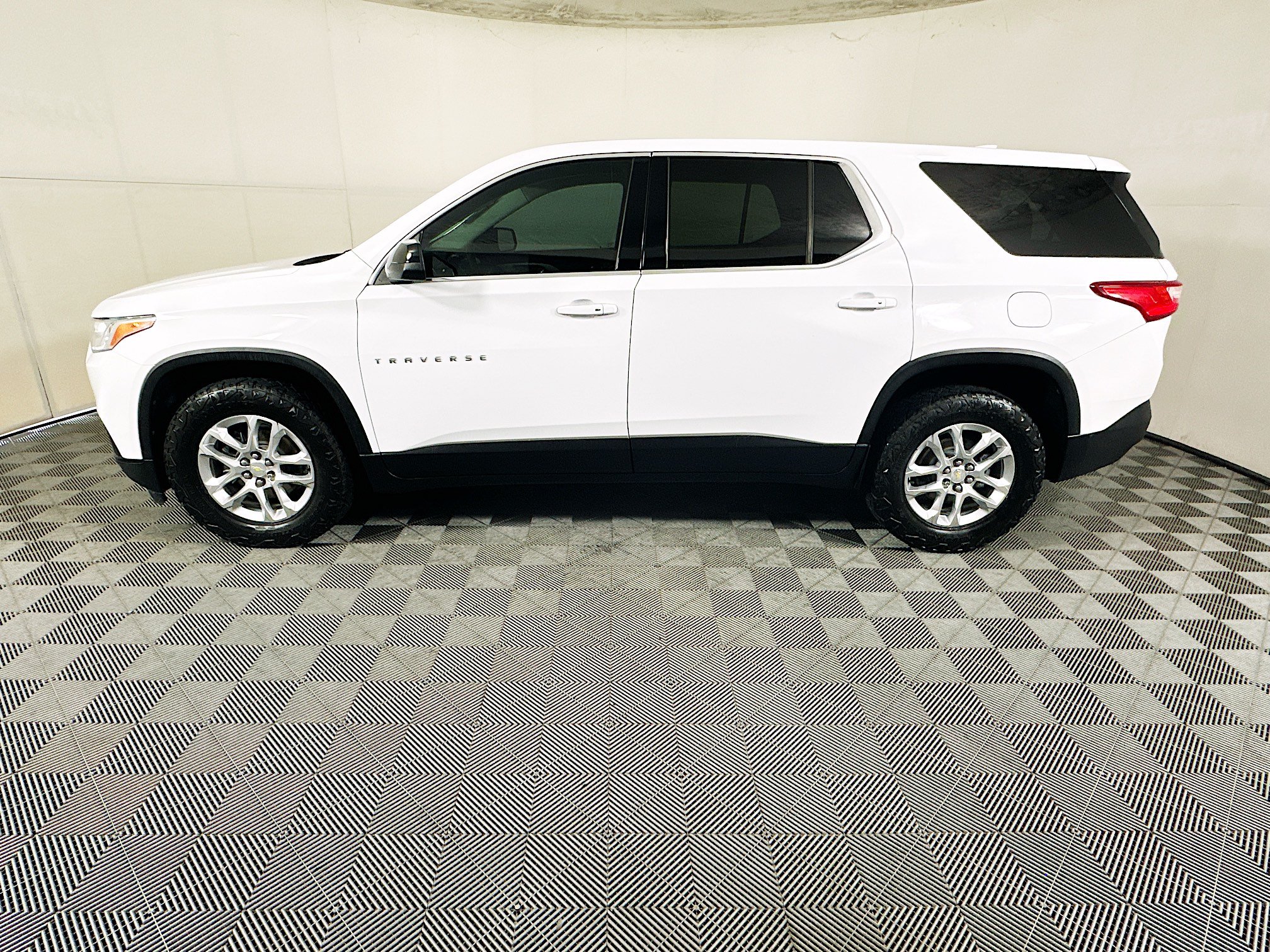 Used 2021 Chevrolet Traverse LS FWD image 6