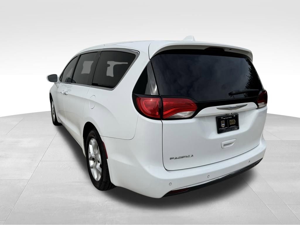 Used 2018 Chrysler Pacifica Touring Plus w/ Tire & Wheel Group FWD image 3