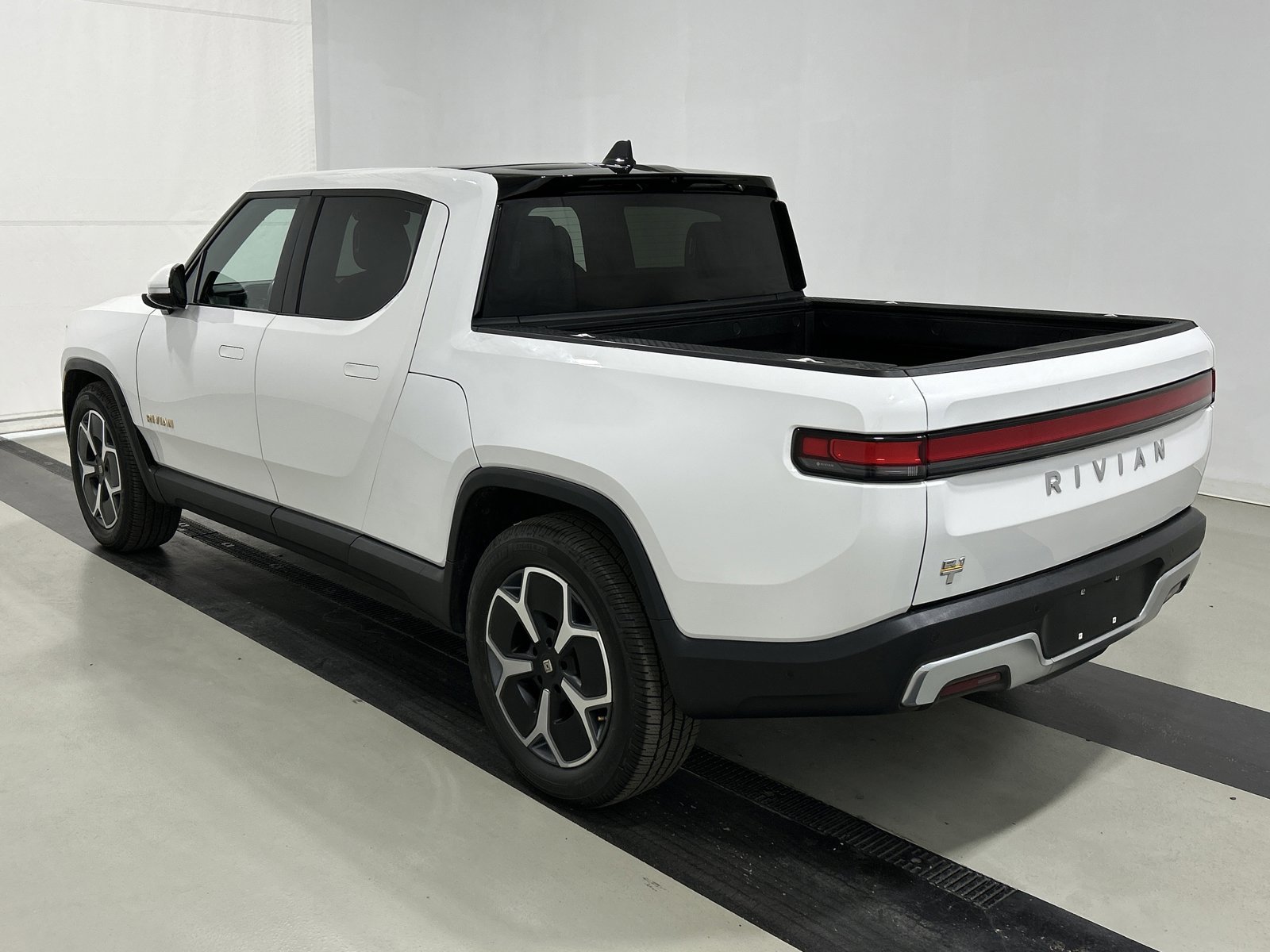 Used 2022 Rivian R1T Adventure image 3