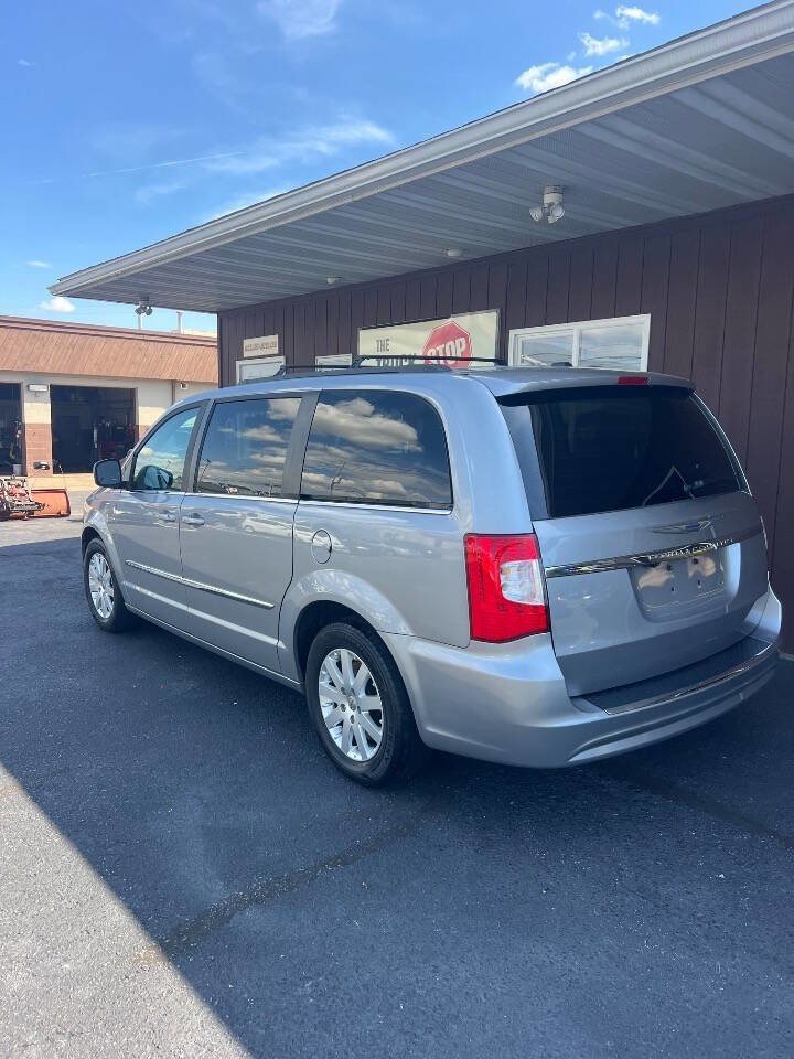 Used 2015 Chrysler Town & Country Touring image 3