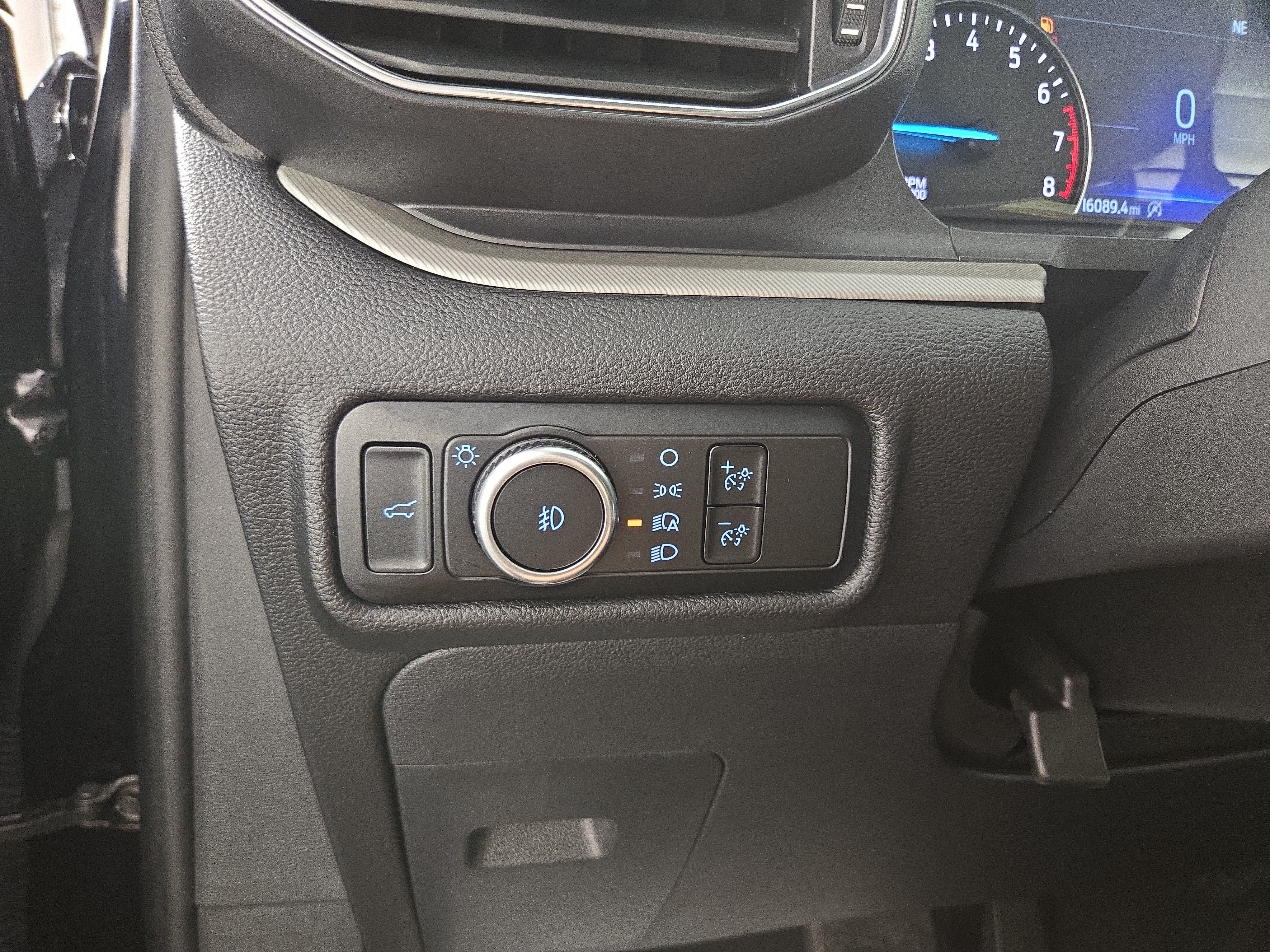 Used 2024 Ford Explorer XLT w/ Equipment Group 202A AWD/4WD image 30