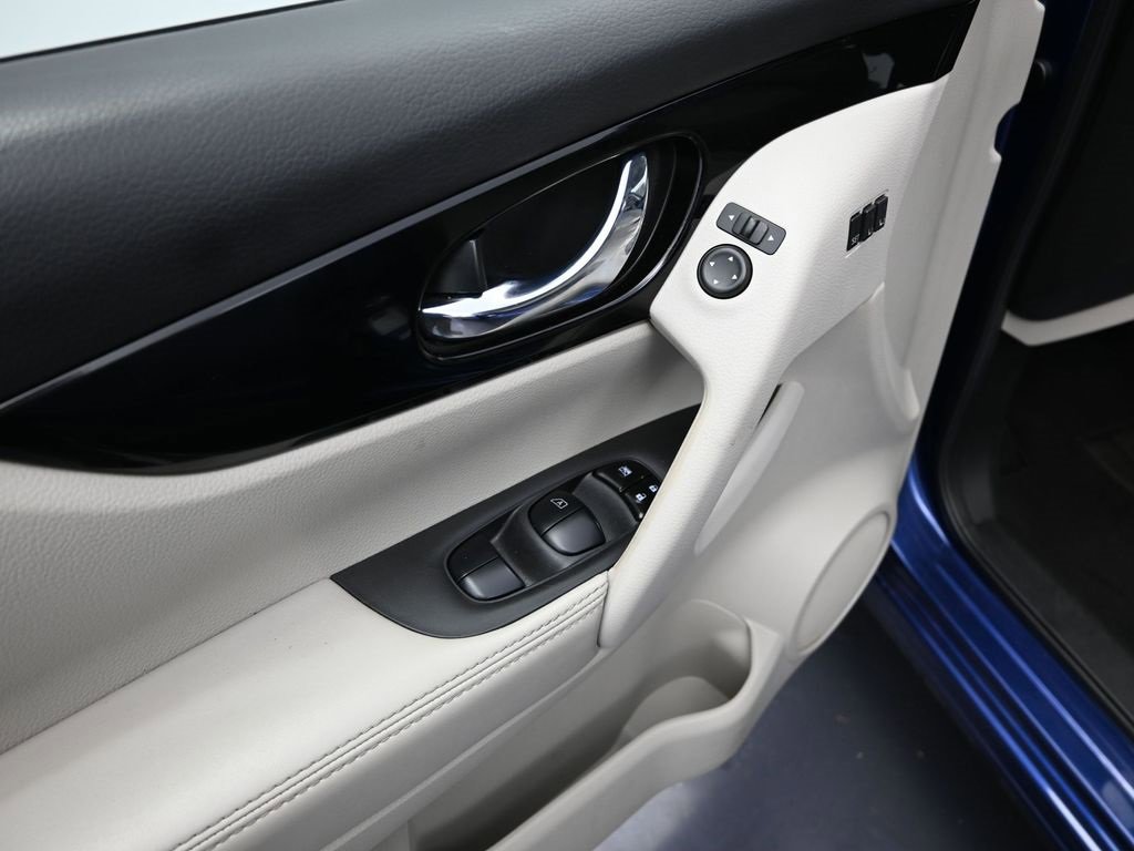 Used 2022 Nissan Rogue Sport SL w/ Premium Package image 11