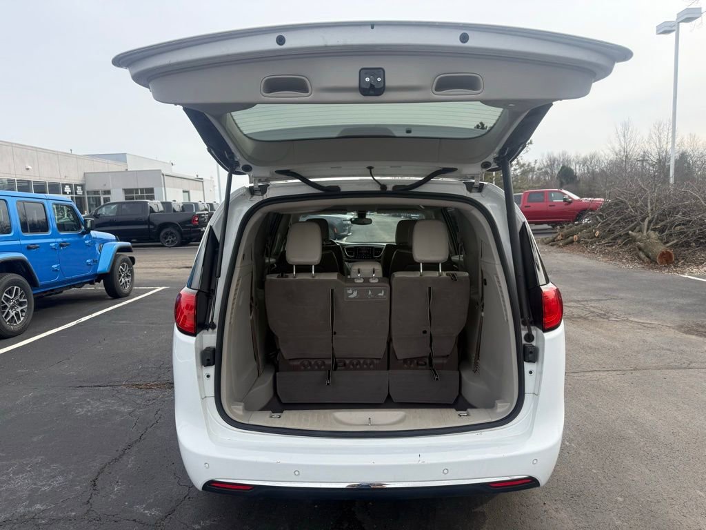 Used 2018 Chrysler Pacifica Touring-L image 50