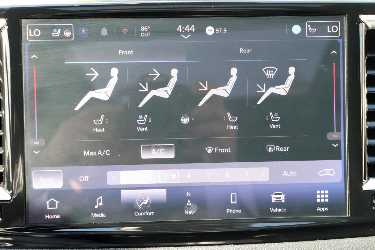 Used 2025 Chrysler Pacifica Limited FWD image 42