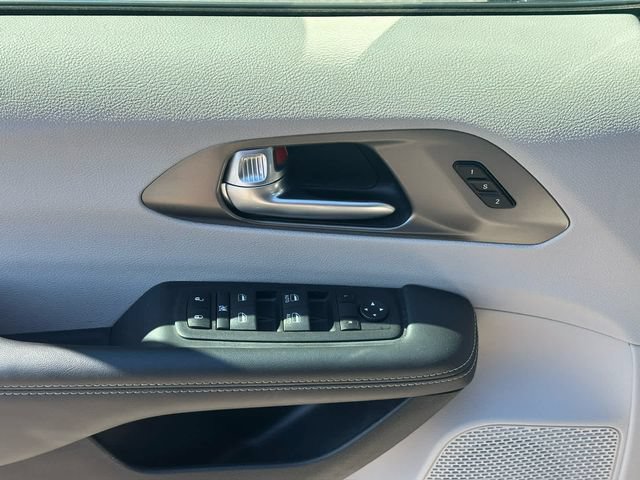 Used 2024 Chrysler Pacifica Touring-L FWD image 20
