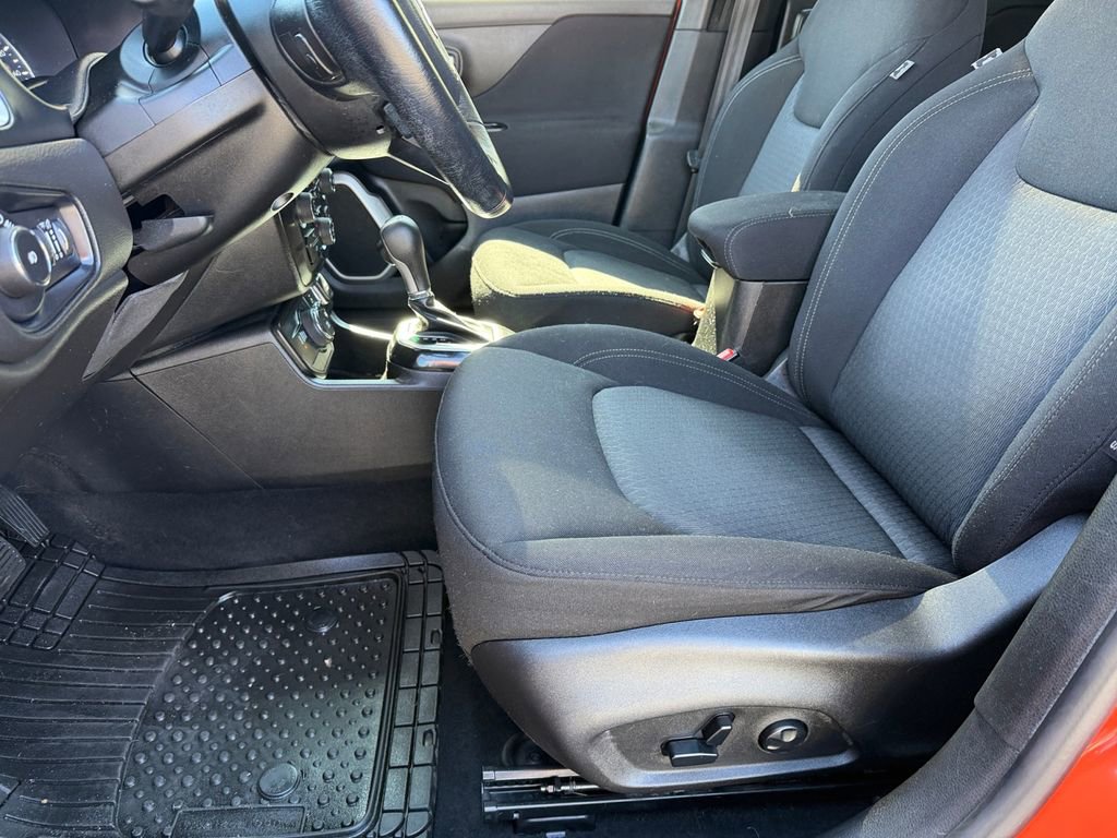 Certified 2021 Jeep Renegade Latitude w/ Sun & Sound Group AWD/4WD image 7